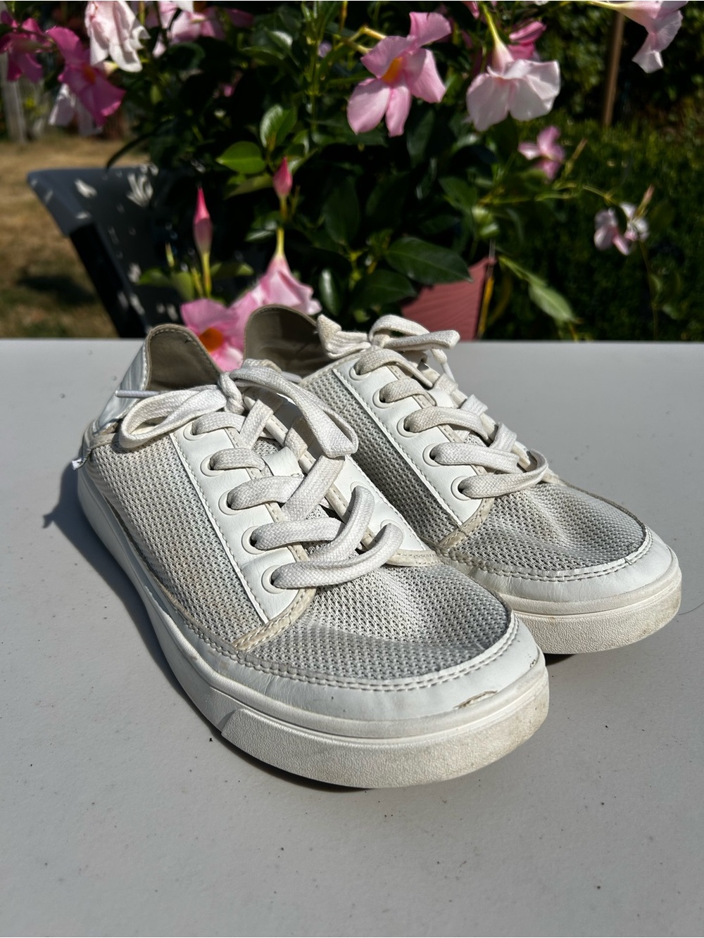 Sanuk women’s White Lace-Up Lightweight Mesh Sneakers Size 8